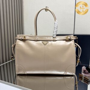 Prada leather handbag in beige patent leather AC447