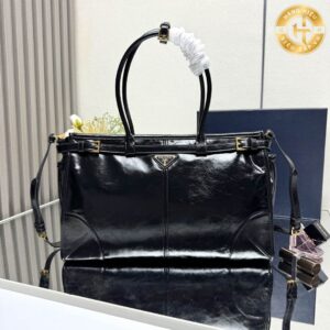 Prada leather handbag in patent leather AJ112